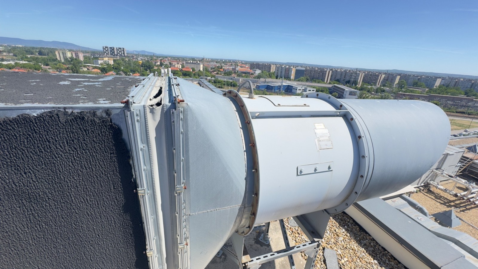 Tetőn elhelyezett gépi füstelvezető ventilátor