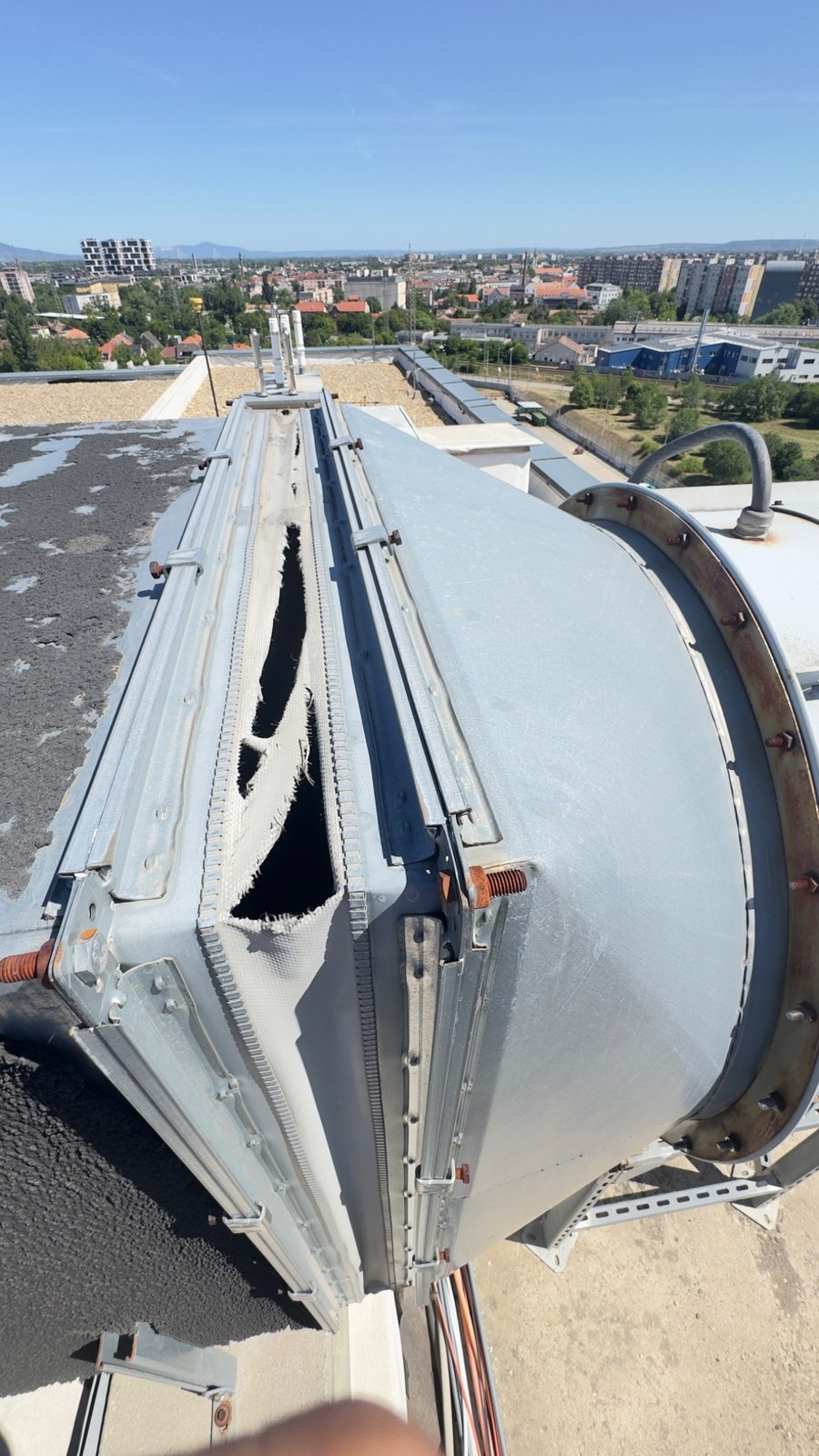 Ventilátor csatlakozása egy tetőn futó légcsatornához